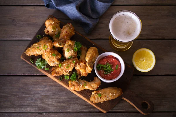 Crispy Chicken Wings Sauce Glass Lager Beer Overhead Horizontal Image — Stock Photo, Image