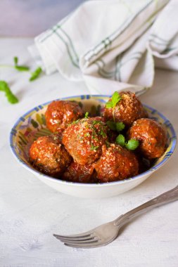 Köfteler beyaz arka planda kasede