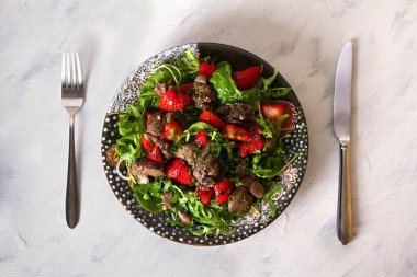 Çilekli tavuk ciğer salatası. Yukarıdan görüntüle, en üstten