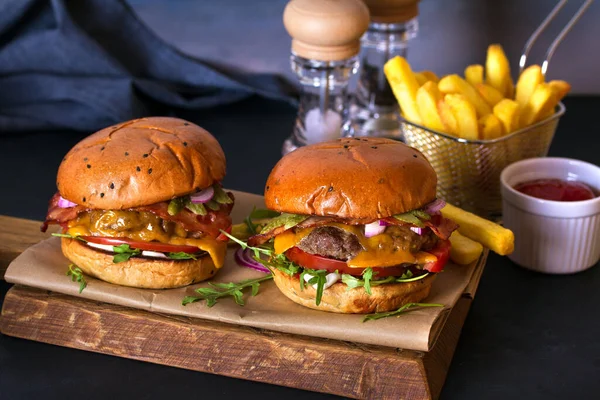 Hamburguesas Carne Caseras Papas Fritas Sobre Fondo Oscuro Imagen Horizontal — Foto de Stock