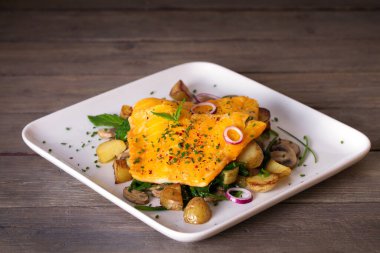 Füme balık fileto patates, mantar ve ıspanak.