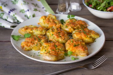 Yeni bebek patatesleri sarımsak ve peynirle ezdim. Sağlıklı vejetaryen yemekleri