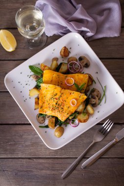 Füme balık fileto patates, mantar ve ıspanak. Yukarıdan bak, en iyi stüdyo çekimi.