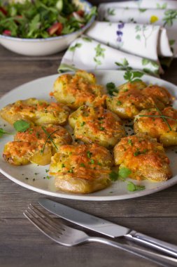 Yeni bebek patatesleri sarımsak ve peynirle ezdim. Sağlıklı vejetaryen yemekleri