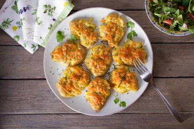 Yeni bebek patatesleri sarımsak ve peynirle ezdim. Sağlıklı vejetaryen yemekleri. Yukarıdan bak, en iyi stüdyo çekimi.
