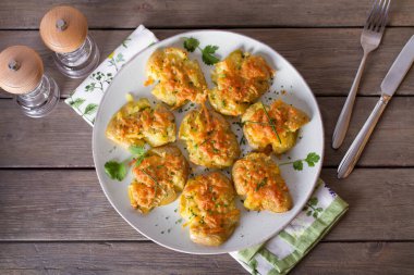 Yeni bebek patatesleri sarımsak ve peynirle ezdim. Sağlıklı vejetaryen yemekleri. Yukarıdan bak, en iyi stüdyo çekimi.