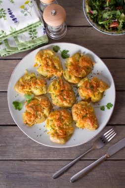 Yeni bebek patatesleri sarımsak ve peynirle ezdim. Sağlıklı vejetaryen yemekleri. Yukarıdan bak, en iyi stüdyo çekimi.