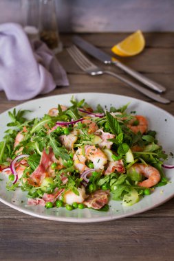 Karides pastırması ve yeşil bezelye salatası. Sağlıklı yemek.