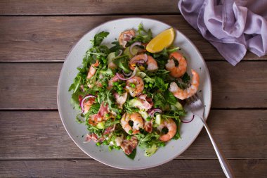 Karides pastırması ve yeşil bezelye salatası. Sağlıklı yiyecekler. Yukarıdan bak, en iyi stüdyo çekimi.