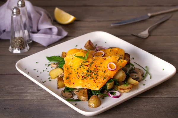 Filetes Bacalao Ahumado Con Patatas Champiñones Espinacas — Foto de Stock