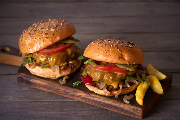 Köttburgare Och Pommes Frites Träbordet Övergripande Bild — Stockfoto