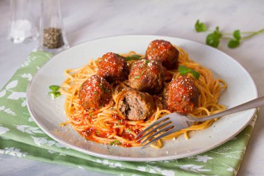 Tabakta domates soslu köfte ve makarna. yatay resim