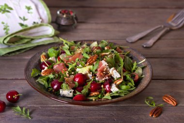 Çilekli ve peynirli jambonlu salata. Yaz salatası