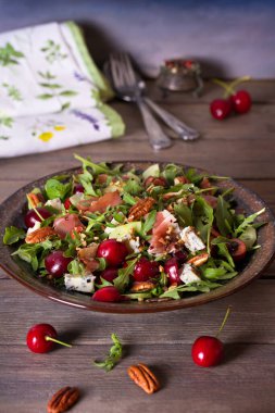 Çilekli ve peynirli jambonlu salata. Yaz salatası