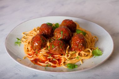 Tabakta domates soslu köfte ve makarna. yatay resim