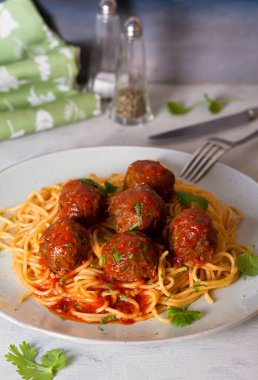 Tabakta domates soslu köfte ve makarna. dikey resim