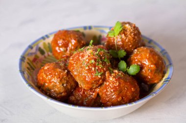 Domates soslu ve peynirli köfte. yatay resim