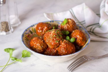 Domates soslu ve peynirli köfte. yatay resim