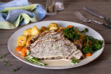 Biftek fileto ve kremalı Gorgonzola peyniri sosu.