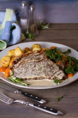 Biftek fileto ve kremalı Gorgonzola peyniri sosu.