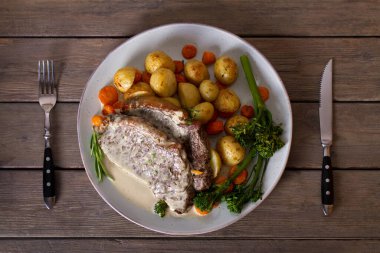 Biftek fileto ve kremalı Gorgonzola peynir sosu. Yukarıdan bak, en iyi stüdyo çekimi.