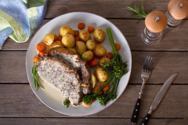 Biftek fileto ve kremalı Gorgonzola peynir sosu. Yukarıdan bak, en iyi stüdyo çekimi.