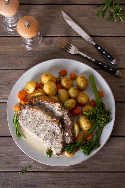 Hovězí Steak Krémovým Sýrovým Dresinkem Gorgonzola Pohled Shora Horní Studiový — Stock fotografie