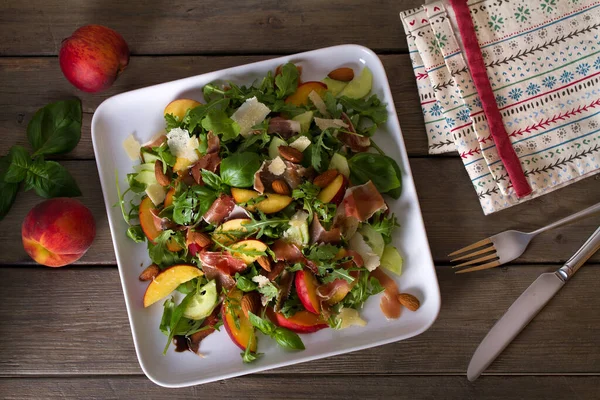 Ensalada Melocotón Jamón Curado Con Queso Albahaca Rúcula Pepinos Vista — Foto de Stock