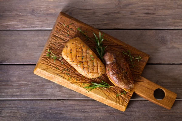 Borstfilets Met Kruiden Uitzicht Van Bovenaf Top Studio Shot — Stockfoto