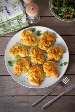 Tahta arka planda sarımsaklı tereyağlı ve peynirli yeni bebek patatesleri ezdim. Temiz yemek. Düz uzanın, başınızın üstünde
