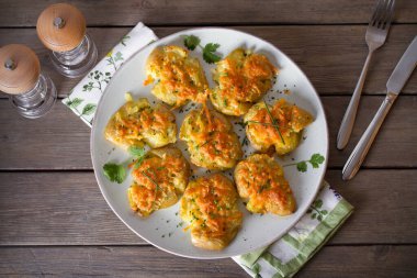 Tahta arka planda sarımsaklı tereyağlı ve peynirli yeni bebek patatesleri ezdim. Temiz yemek. Düz uzanın, başınızın üstünde