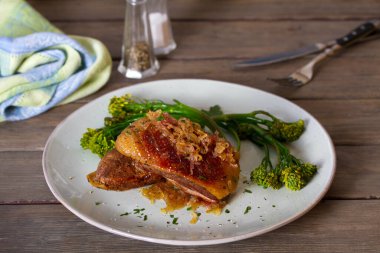 Karamelli soğan ve brokolili ördek göğsü filetosu.