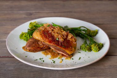 Karamelli soğan ve brokolili ördek göğsü filetosu.