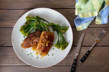 Karamelli soğan ve brokoliyle ördek göğsü filetosu. Yukarıdan bak, en iyi stüdyo çekimi.