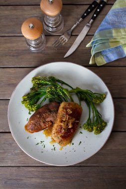 Karamelli soğan ve brokoliyle ördek göğsü filetosu. Yukarıdan bak, en iyi stüdyo çekimi.