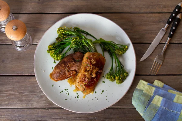 Anka Bröstfiléer Med Karamelliserad Lök Och Broccoli Utsikt Ovanifrån Studioshot — Stockfoto