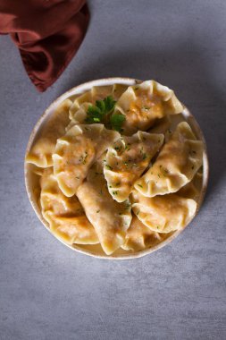 Lahanayla dolu börekler. Varenyky, vareniki, pierogi, pirohy - dolgulu börek. Yukarıdan bak, en iyi stüdyo çekimi.