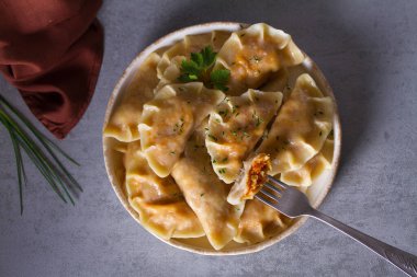 Lahanayla dolu börekler. Varenyky, vareniki, pierogi, pirohy - dolgulu börek. Yukarıdan bak, en iyi stüdyo çekimi.