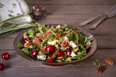 Gorgonzola peyniri ve roka ile çilekli prosciutto salatası. Sağlıklı yiyecekler. yatay resim
