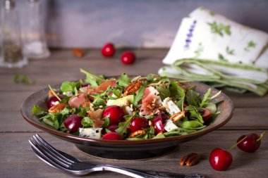 Gorgonzola peyniri ve roka ile çilekli prosciutto salatası. Sağlıklı yiyecekler. yatay resim