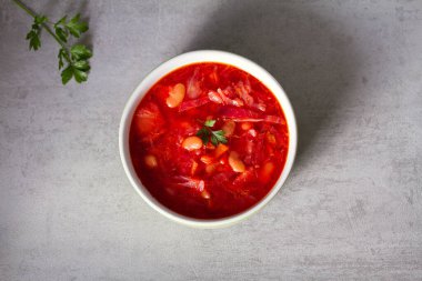 Sebze, et, fasulye ve pancar kökü ile yapılan çorba: borş, borş, borş, borş. Ukrayna 'da, Rusya' da, Polonya 'da geleneksel yemek. Yukarıdan bak, en iyi stüdyo çekimi.