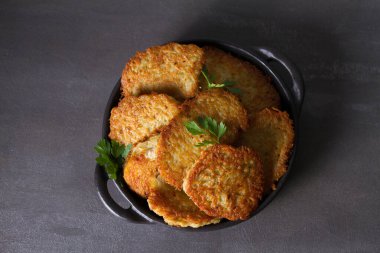 Patates keki. Sebzeli börek, latke, draniki. Sebzeli gözleme. Yukarıdan bak, en iyi stüdyo çekimi.