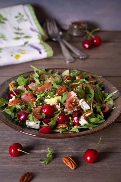 Gorgonzola peyniri ve roka ile çilekli prosciutto salatası. Sağlıklı yiyecekler. dikey resim