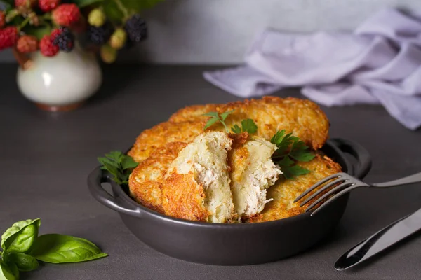 Aardappelcake Met Vleesvulling Plantaardige Beignets Latkes Draniki Plantaardige Pannenkoeken — Stockfoto