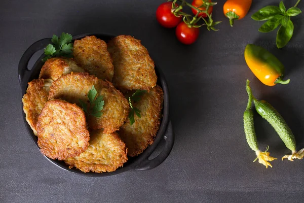 Patates keki. Sebzeli börek, latke, draniki. Sebzeli gözleme. Yukarıdan bak, en iyi stüdyo çekimi.