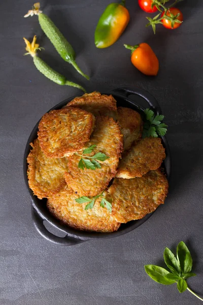 Patates keki. Sebzeli börek, latke, draniki. Sebzeli gözleme. Yukarıdan bak, en iyi stüdyo çekimi.