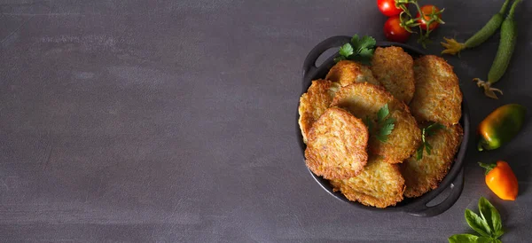 Patates keki. Sebzeli börek, latke, draniki. Sebzeli gözleme. Yukarıdan görüntüle, en iyi stüdyo çekimi, boşluğu kopyala