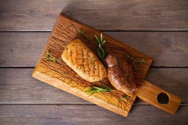 Servis panosunda kızarmış ördek göğsü fileto. Yatay görüntünün üstünde