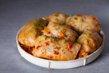 Et, pirinç ve sebzeli lahana dolması. Chou farci, dolma, sarma, sarmale, golubtsy veya golabki - birçok ülkede popüler yemek. 