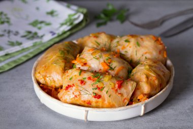 Et, pirinç ve sebzeli lahana dolması. Chou farci, dolma, sarma, sarmale, golubtsy veya golabki - birçok ülkede popüler yemek. 